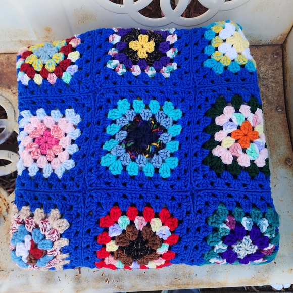 Handmade Granny Square Crochet Afghan Blanket Blue Trim 60"×38" Roseanne Style - Picture 9 of 9